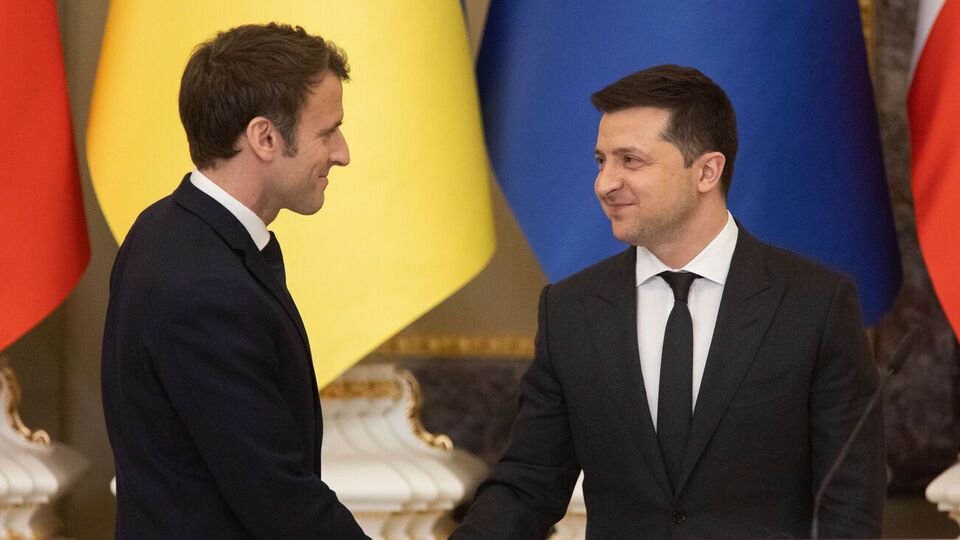 Зеленський (праворуч) обговорив із Макроном подальшу оборонну підтримку України та роботу над гарантіями безпеки