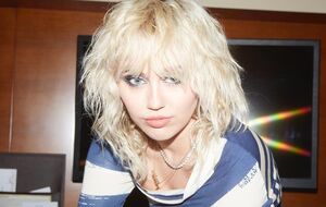 Сайрус показала, как проводит отдых