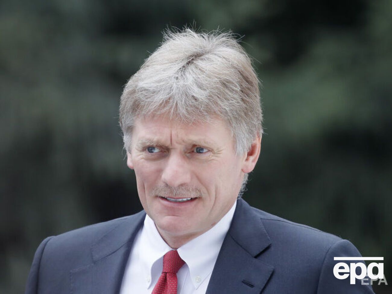 Песков добавил, что вопрос дальнейшей судьбы пленных британцев нужно обсуждать с главарями "ДНР"