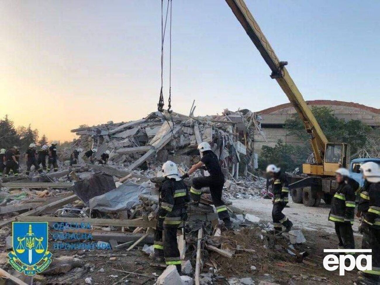 Завали у зруйнованому житловому будинку в Сергіївці рятувальники розбирати закінчили, але під завалами на базі відпочинку можуть залишатися люди