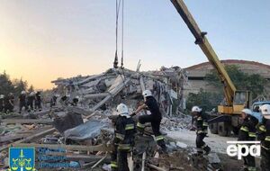 Завалы в разрушенном жилом доме в Сергеевке спасатели разбирать закончили, но под завалами на базе отдыха могут оставаться люди