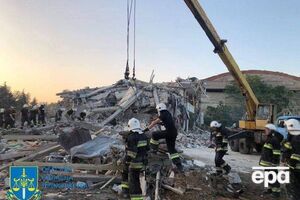 Завали у зруйнованому житловому будинку в Сергіївці рятувальники розбирати закінчили, але під завалами на базі відпочинку можуть залишатися люди