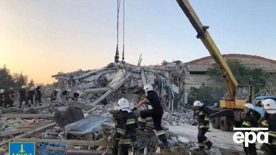 Завали у зруйнованому житловому будинку в Сергіївці рятувальники розбирати закінчили, але під завалами на базі відпочинку можуть залишатися люди