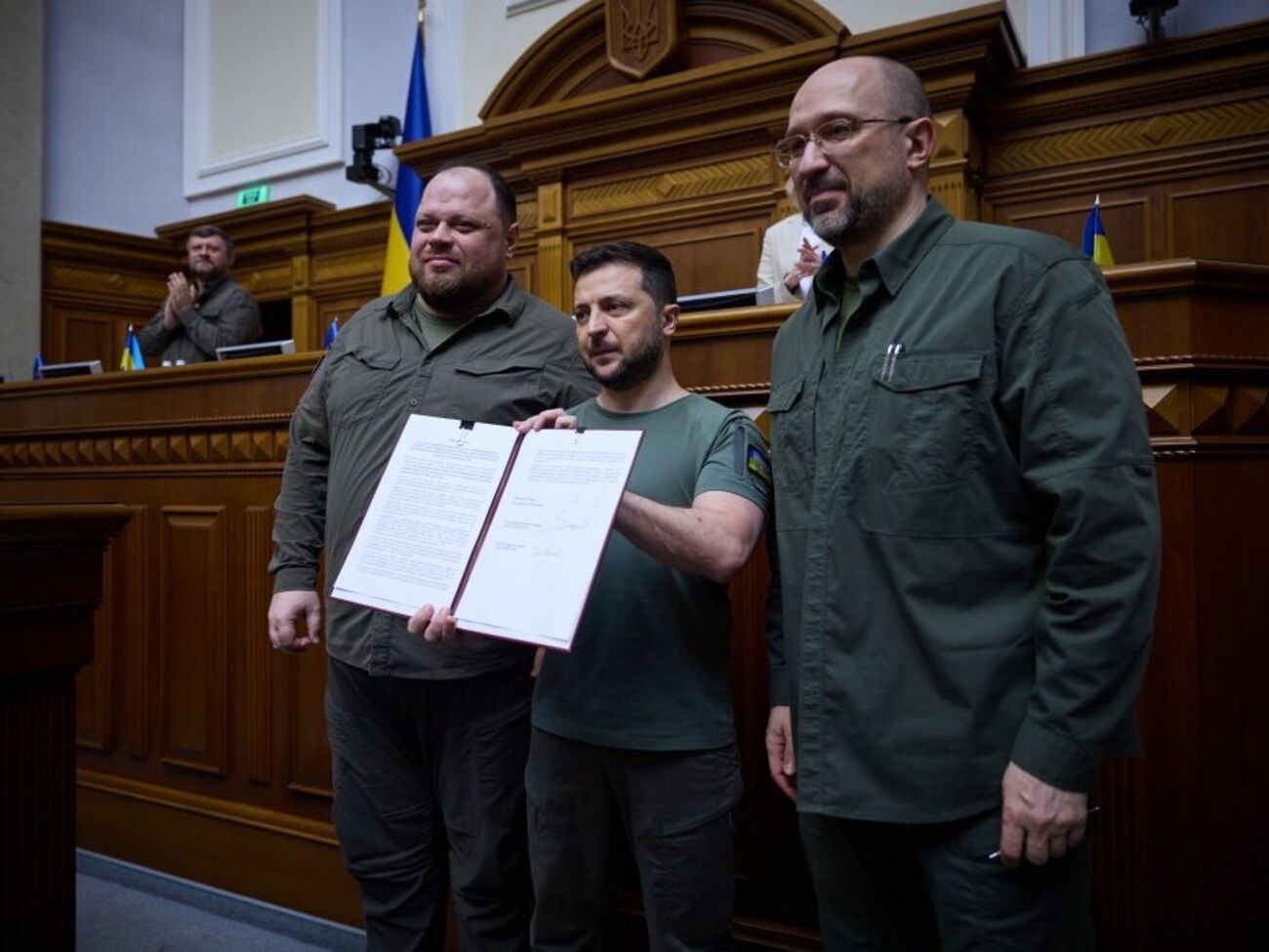 Президент, голова ВР та прем'єр-міністр підписали заяву про "єдність усіх гілок влади" на шляху до євроінтеграції України