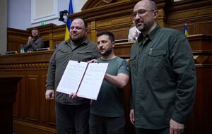 Президент, голова ВР та прем'єр-міністр підписали заяву про "єдність усіх гілок влади" на шляху до євроінтеграції України