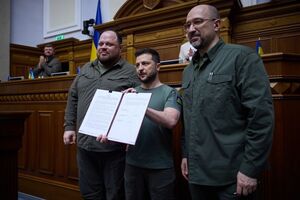 Президент, голова ВР та прем'єр-міністр підписали заяву про "єдність усіх гілок влади" на шляху до євроінтеграції України