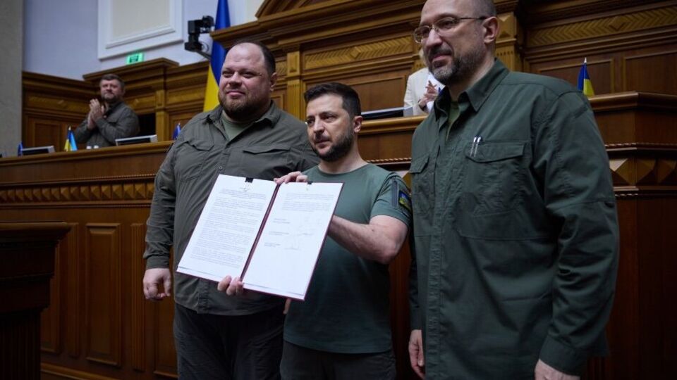 Президент, глава ВР и премьер-министр подписали заявление о "единстве всех ветвей власти" на пути к евроинтеграции Украины