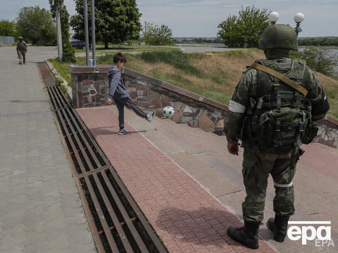 Произошло уже несколько покушений на предателей, в городе появляется все больше украинских флагов и надписей