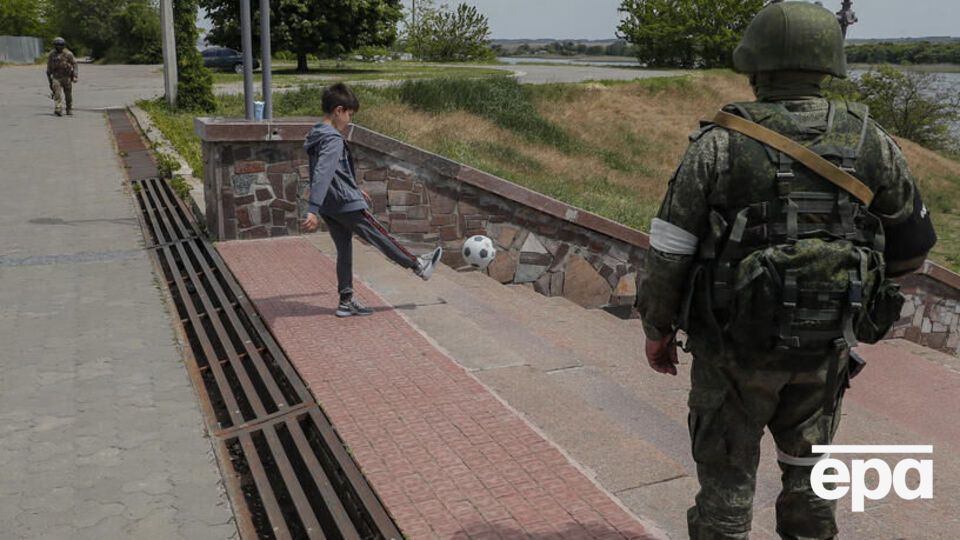 Произошло уже несколько покушений на предателей, в городе появляется все больше украинских флагов и надписей