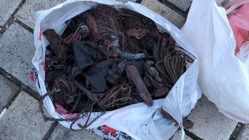 У чоловіків виявили пакет зі зрізаними з обгорілої техніки кабелями