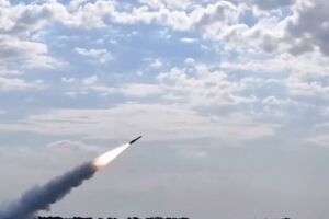 Украинские военные сняли на видео, как сбивают российский беспилотник