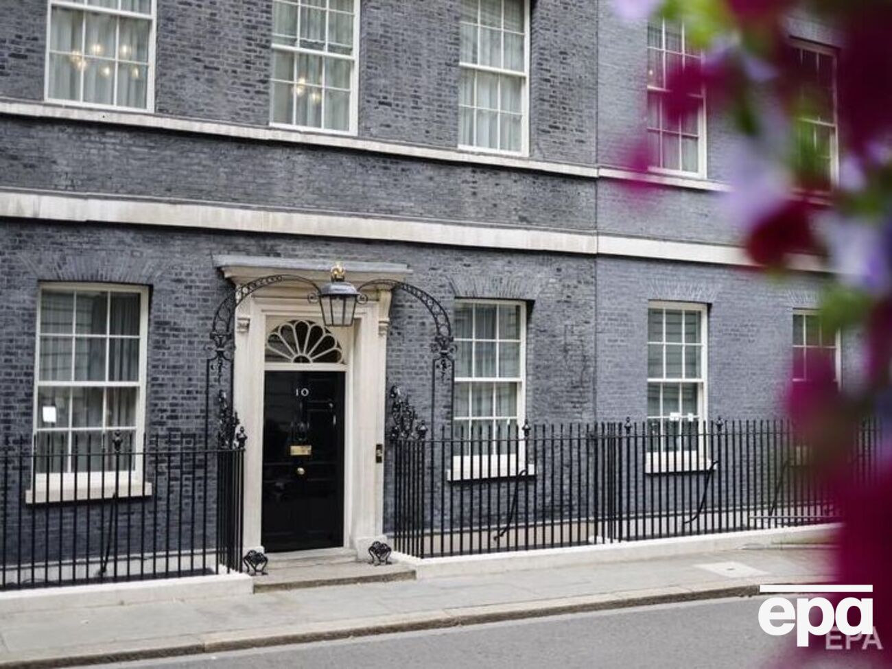 Число претендентов занять пост лидера тори и въехать в резиденцию на Даунинг-стрит, 10 растет
