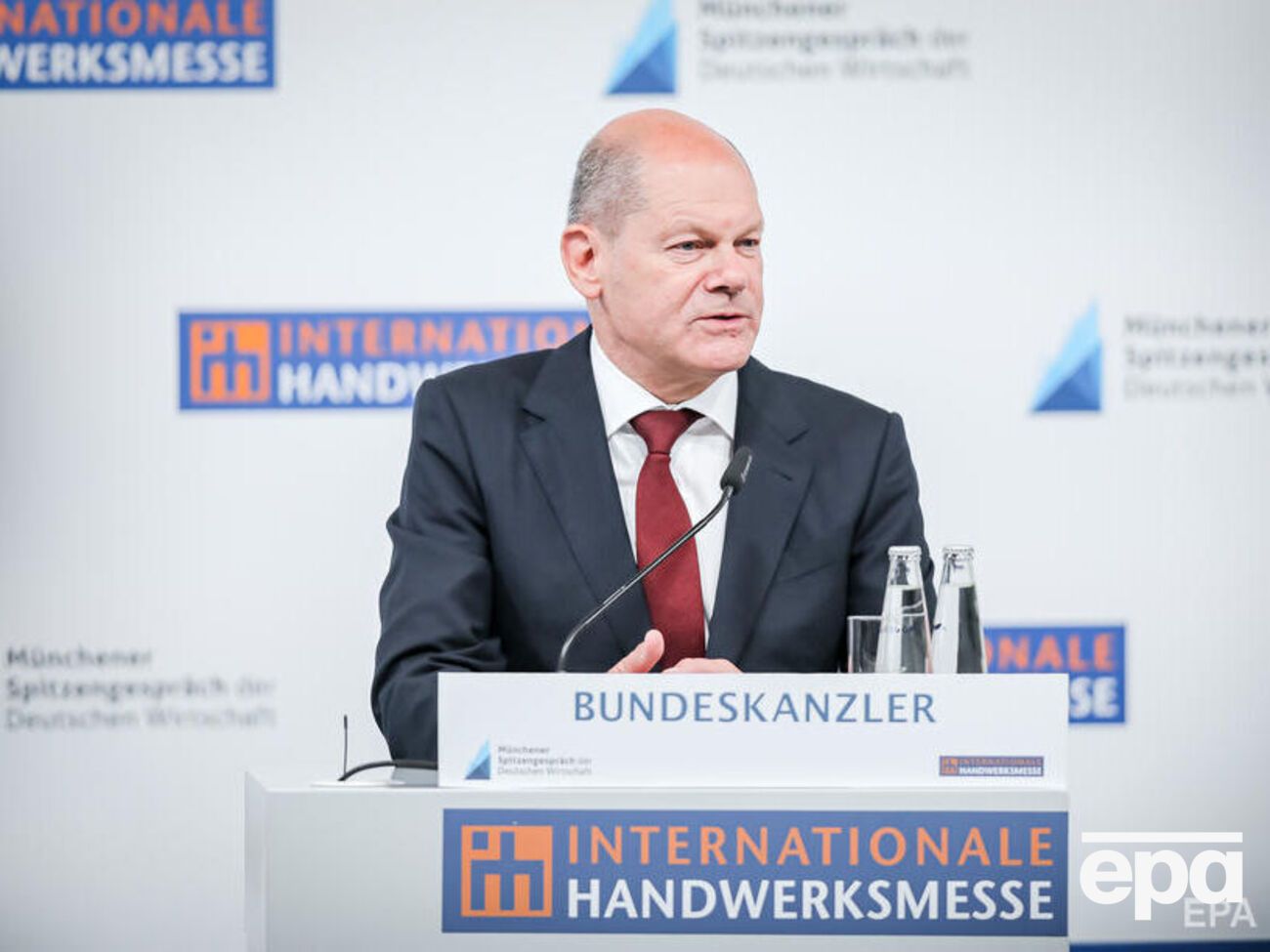 Как пишет издание, на вечеринке присутствовал канцлер Шольц