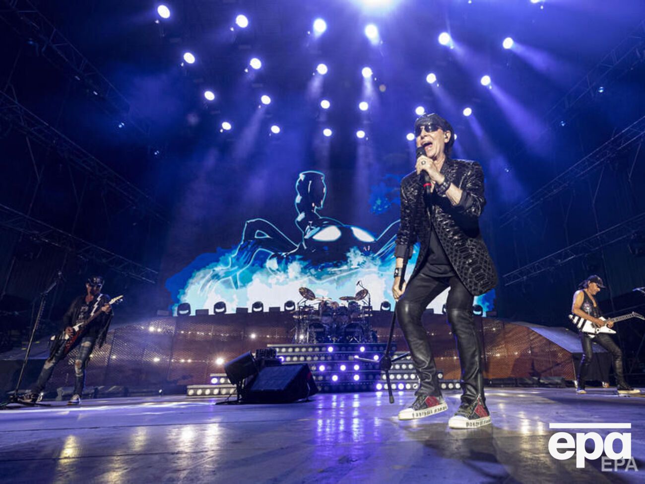 Клаус Майне появился на сцене с желто-синим флагом, который получил от украинца