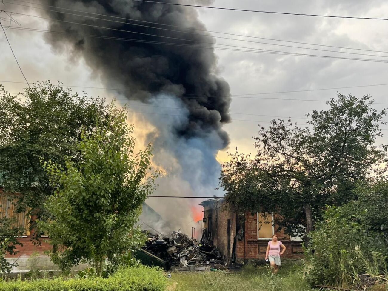 Для ликвидации возгораний на место обстрела прибыли пожарно-спасательные подразделения ГСЧС