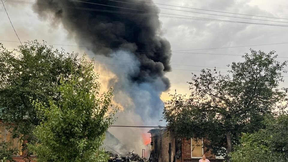 Для ліквідації вогню на місце обстрілу прибули пожежно-рятувальні підрозділи ДСНС