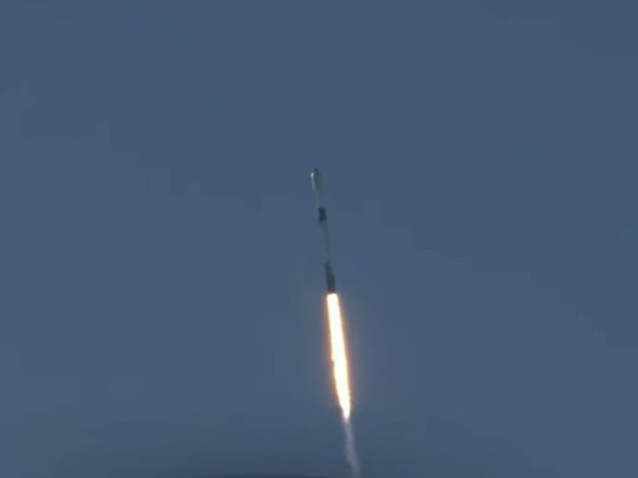 Двоступенева ракета Falcon 9 із супутниками Starlink стартувала з бази космічних сил Ванденберг у Каліфорнії
