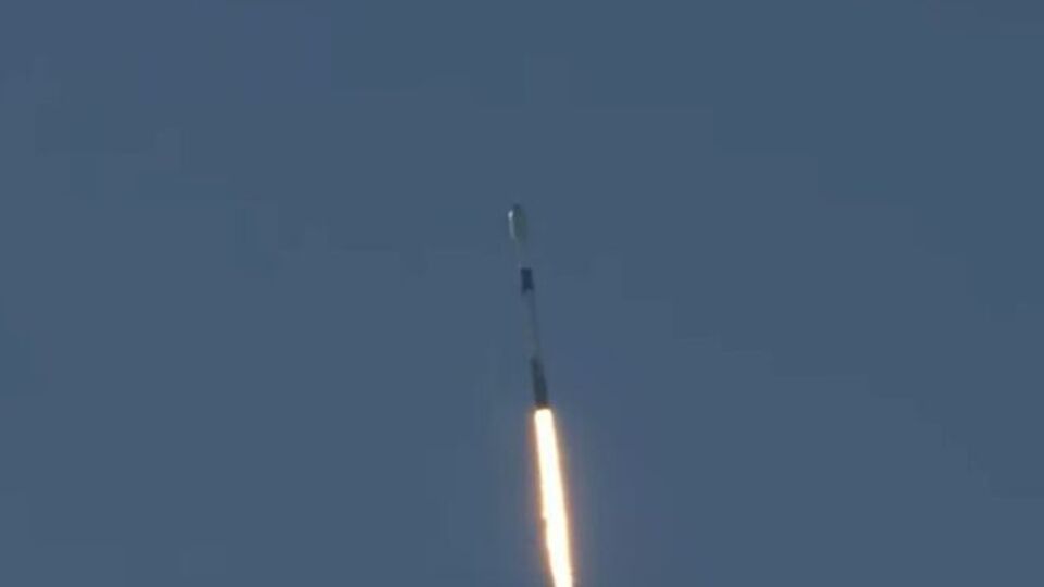 Двухступенчатая ракета Falcon 9 со спутниками Starlink стартовала с базы космических сил Ванденберг в Калифорнии