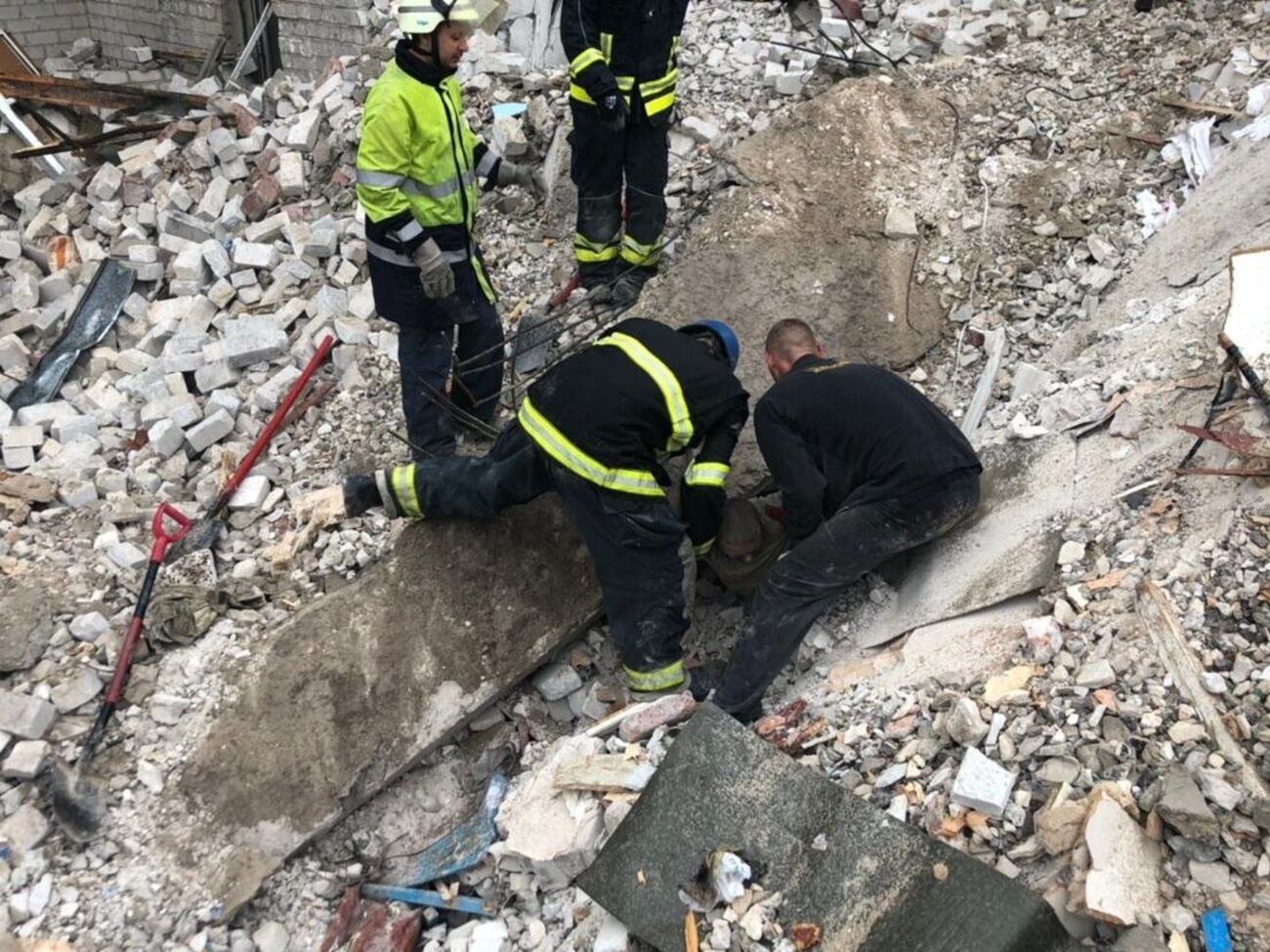 Рятувальники розібрали понад 70% завалів будинку в Часовому Яру, відомо про 20 жертв ракетного удару