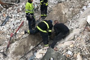 Спасатели разобрали более 70% завалов дома в Часовом Яру, известно о 20 жертвах ракетного удара