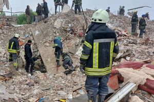 Рятувальники протягом останніх годин витягли з-під завалів тіла ще двох жертв ракетного удару окупантів по житловому будинку в Часовому Яру