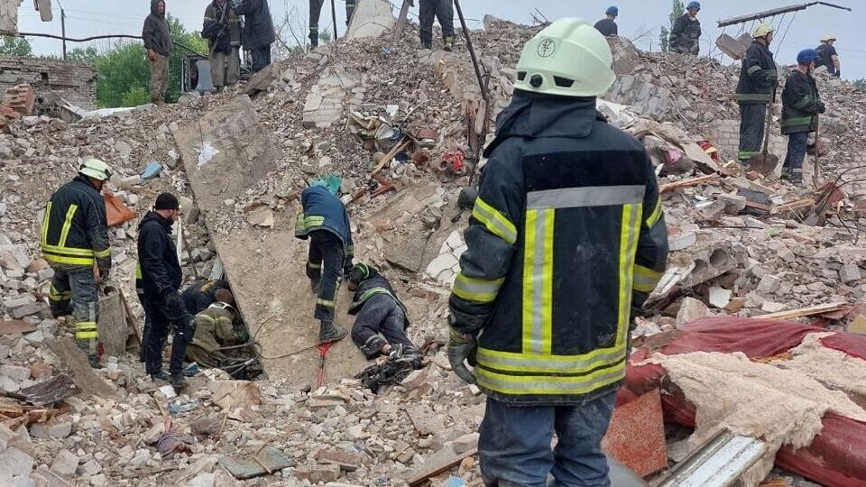 Рятувальники протягом останніх годин витягли з-під завалів тіла ще двох жертв ракетного удару окупантів по житловому будинку в Часовому Яру