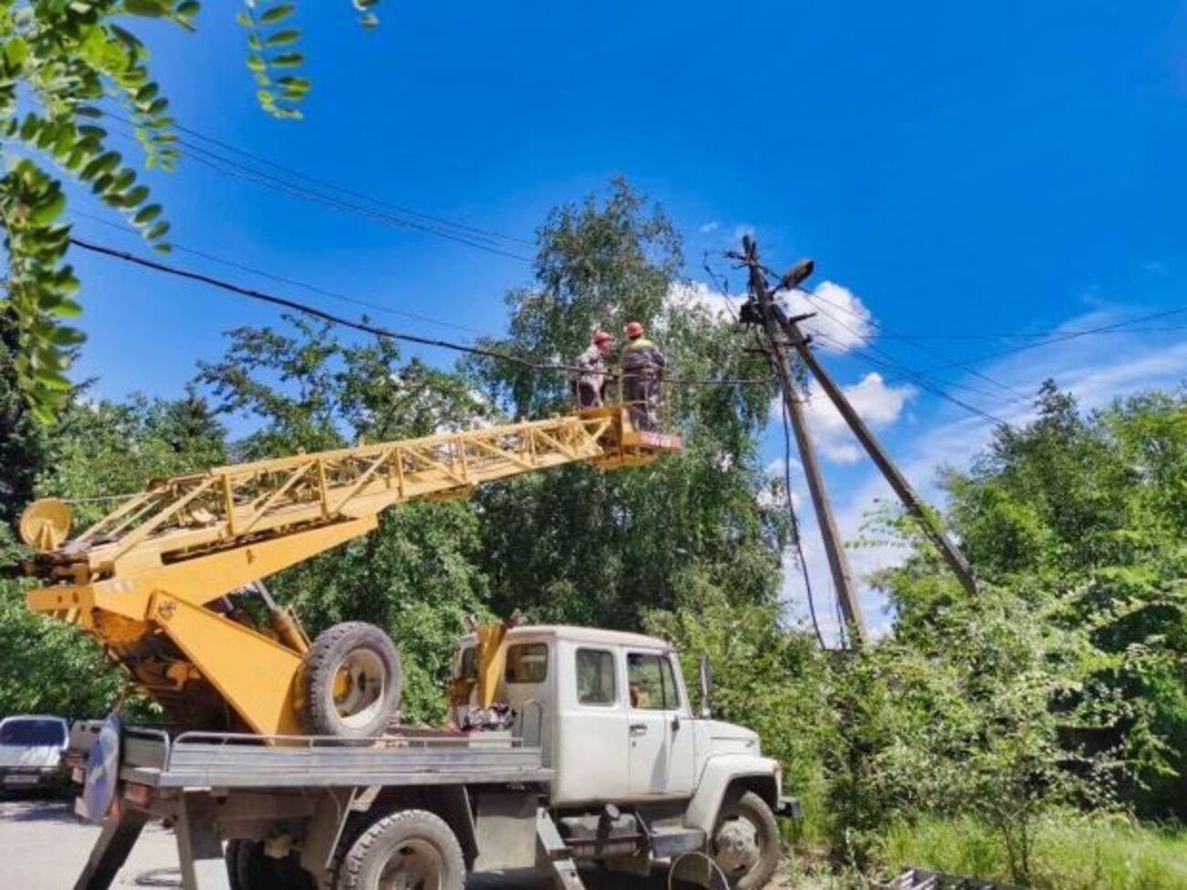 Над відновленням мереж після бойових дій щодня працює приблизно 20 бригад ремонтників ДТЕК