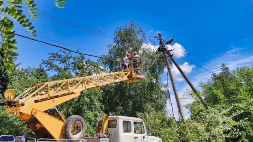 Над відновленням мереж після бойових дій щодня працює приблизно 20 бригад ремонтників ДТЕК