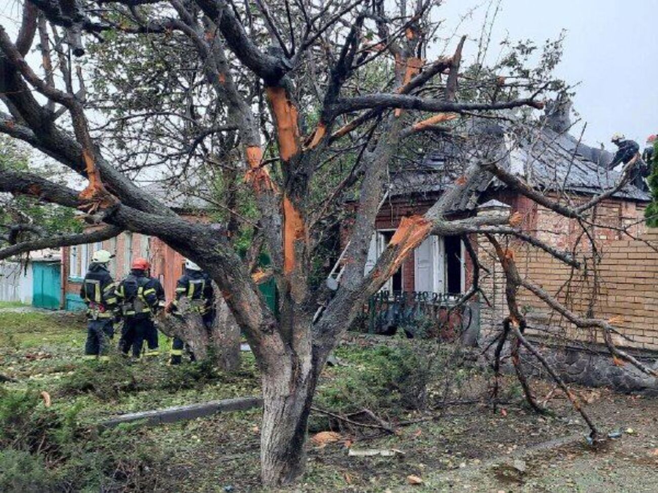 Під вогнем опинилися цивільні споруди – торговельний центр і будинки харків'ян