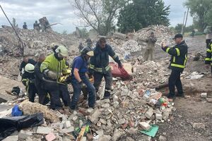 Рятувальники і далі знаходять загиблих під завалами і рятують тих, хто вижив після удару