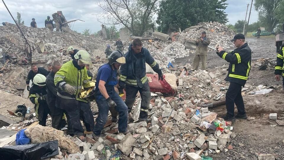 Рятувальники і далі знаходять загиблих під завалами і рятують тих, хто вижив після удару