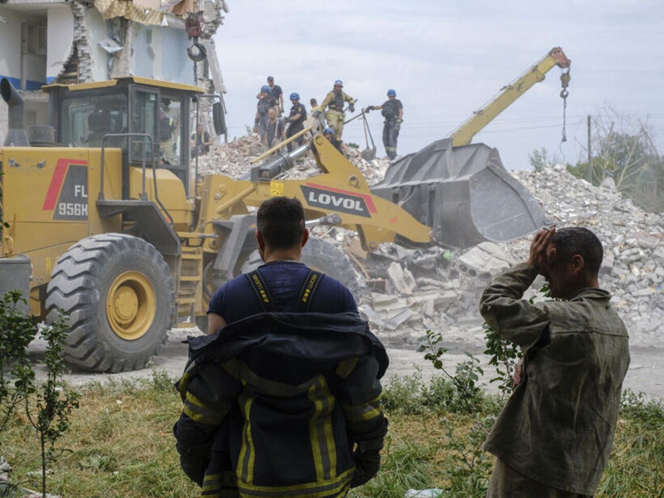 Из-под завалов вытащили девятерых выживших