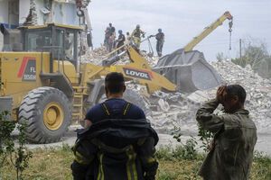 Из-под завалов вытащили девятерых выживших