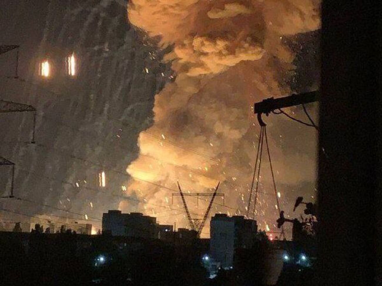 Подрыв произошел сегодня вечером, в Херсонской ОВА призвали местных жителей не приближаться к взрывающемуся складу