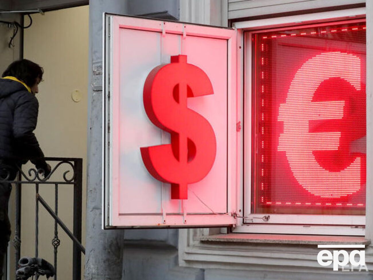 Курс евро близок к паритету с долларом впервые с 2002 года