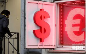 Курс евро близок к паритету с долларом впервые с 2002 года