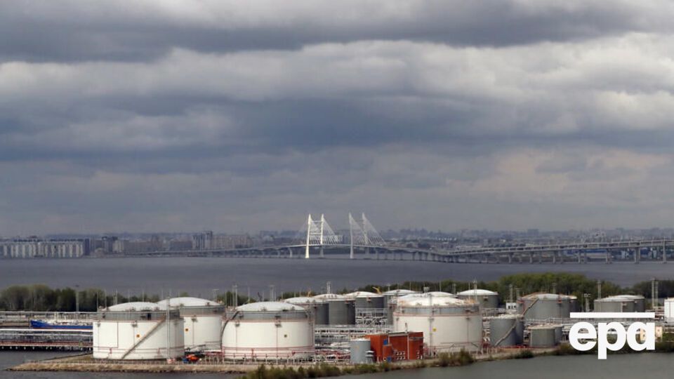 Більше ніж половину всієї російської нафти купують Китай та Індія – Bloomberg