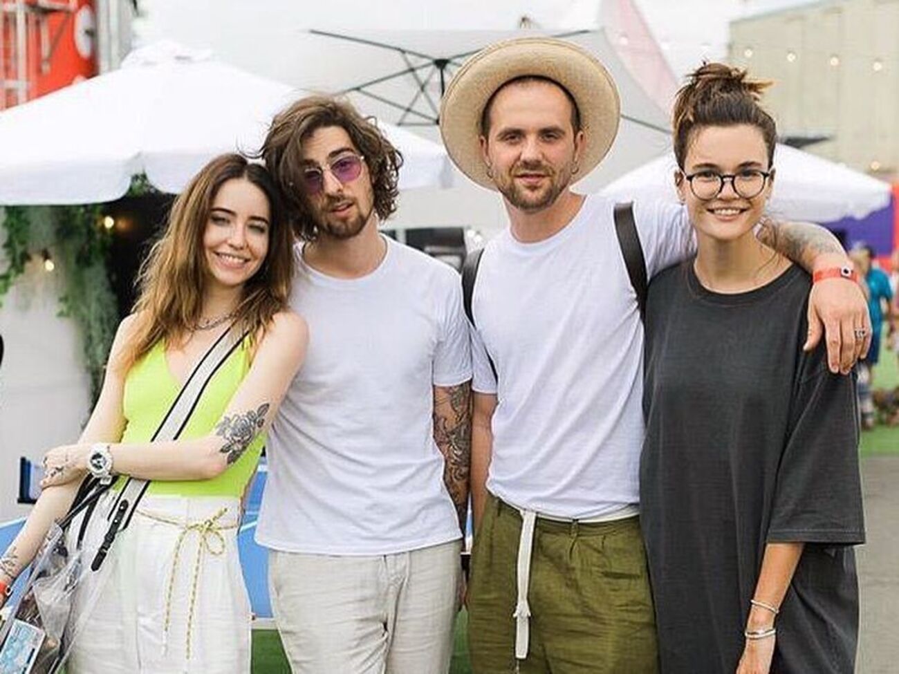 Дорофєєва після розставання з Dantes перебуває у стосунках із Кацуріним (другий справа), а його дружина Дар'я (крайня справа) натякає на роман із чоловіком співачки