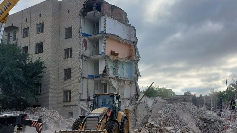 Унаслідок ракетного удару окупантів повністю зруйновано два під'їзди п'ятиповерхового будинку у Часовому Яру
