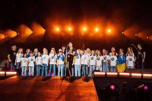 Мартін разом із дітьми з Дніпра заспівав Something Just Like This