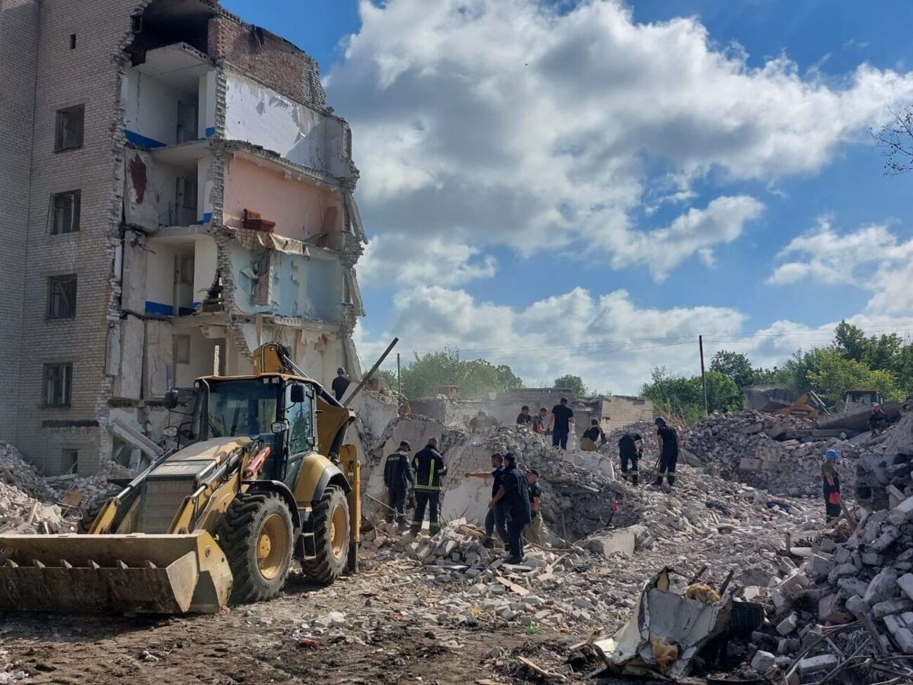 Розчистили вже 420 тонн завалів, зазначають у ДСНС