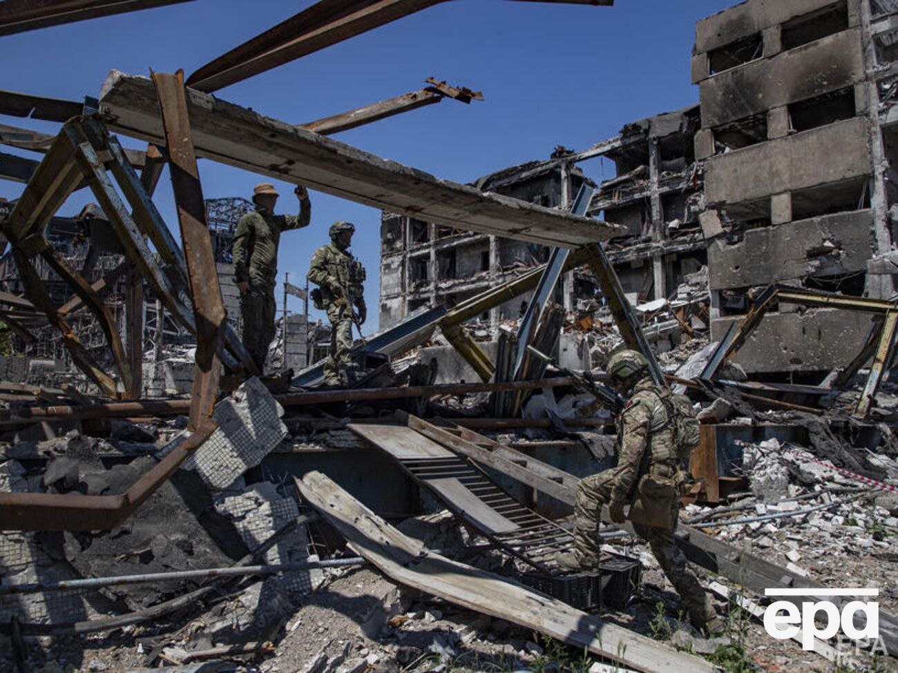 На территории "Азовстали" остались мины и боеприпасы, поэтому оккупанты хотят привлечь к разбору завалов местных жителей