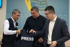 Украинские журналисты получили уже 220 комплектов защитного снаряжения от международных организаций