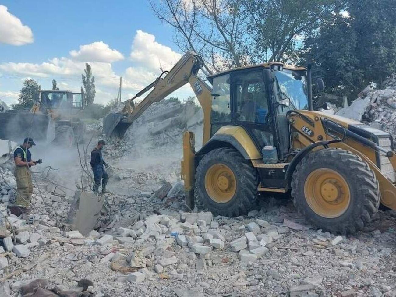 Рятувальники й надалі розбирають завали будинку, зруйнованого РФ