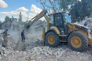 Рятувальники й надалі розбирають завали будинку, зруйнованого РФ