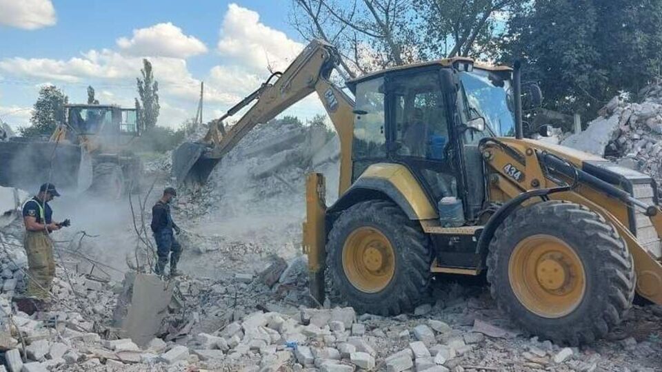 Рятувальники й надалі розбирають завали будинку, зруйнованого РФ