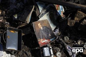 Осужденная восхваляла Ленина, сообщили в прокуратуре. Фото сделано в марте в Киеве, это последствия обстрела РФ