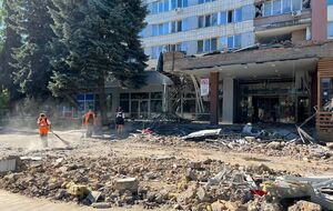 Сенкевич: Коммунальщики уже расчистить проезд от обломков и мусора для автомобилей