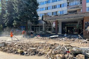 Сєнкевич: Комунальники вже розчистили проїзд від уламків та сміття для автомобілів