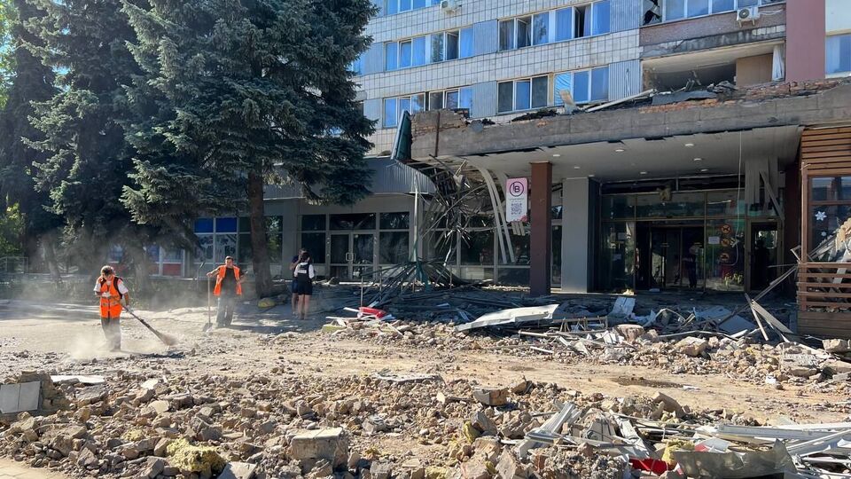 Сєнкевич: Комунальники вже розчистили проїзд від уламків та сміття для автомобілів